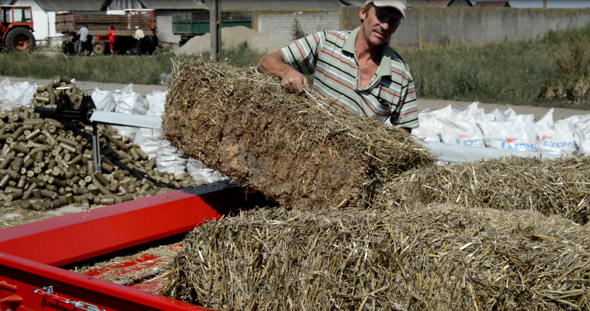 Feeding of bales of wheat straw into the shredder