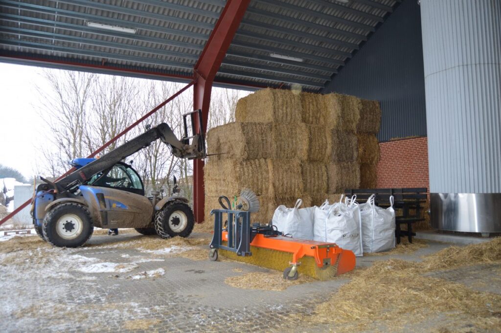 Transporting straw bales